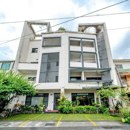 五葉松民宿-電梯民宿 近慈濟中小學及慈科大及人社院 Hualien stad Exteriör bild