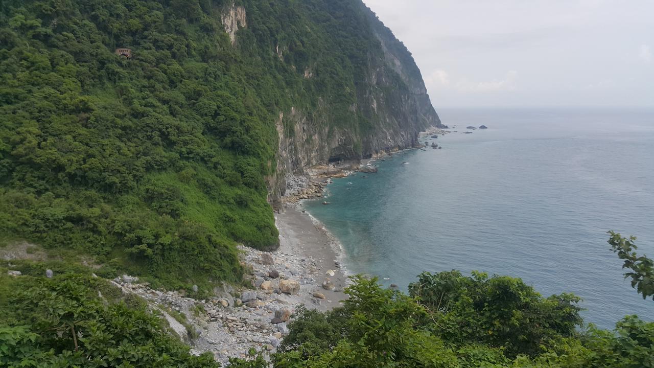 五葉松民宿-電梯民宿 近慈濟中小學及慈科大及人社院 Hualien stad Exteriör bild